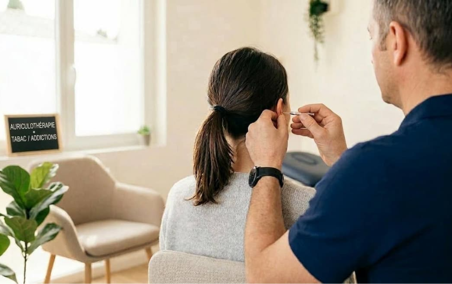 Séance d'auriculothérapie pour le sevrage tabagique et les addictions au cabinet de Montady, secteur Béziers.